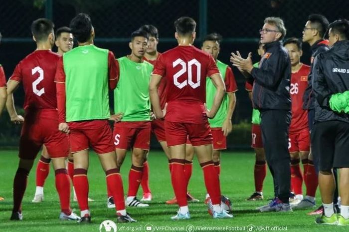 Pelatih Timnas Vietnam, Philippe Troussier, memimpin sesi latihan menjelang laga persahabatan FIFA Matchday Oktober 2023.