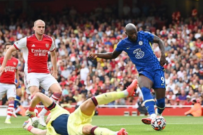 Striker anyar Chelsea, Romelu Lukaku, mencetak gol ke gawang Arsenal dalam laga pekan kedua Liga Inggris 2021-2022 di Emirates Stadium pada Minggu (22/8/2021).