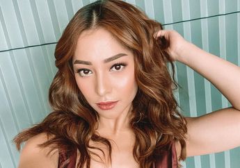 Pamer Pundak Pakai Busana Melorot, Nikita Willy Tampil Seksi Nan Cantik dalam Potret Foto Hitam Putih