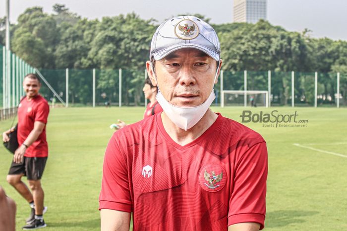 Pelatih Timnas Indonesia, Shin Tae-yong, sedang memberikan keterangan kepada awak media seusai timnya latihan di Lapangan G (Panahan), Senayan, Jakarta, 2 Oktober 2021.