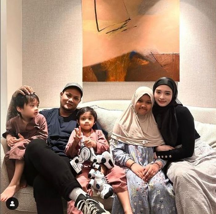 Inara Rusli bagikan foto bersama Virgoun dan ketiga anaknya