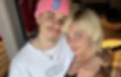 Gaya Pacaran Romeo Beckham yang Manis dan Bucin Abis ke Mia Regan