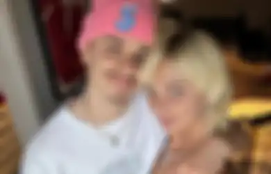 Gaya Pacaran Romeo Beckham yang Manis dan Bucin Abis ke Mia Regan
