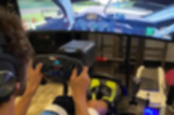 Valentino Rossi siap terima tantangan apa saja, terutama bermain gim balap mobil, setelah simulator canggih balap mobil tiba di rumahnya