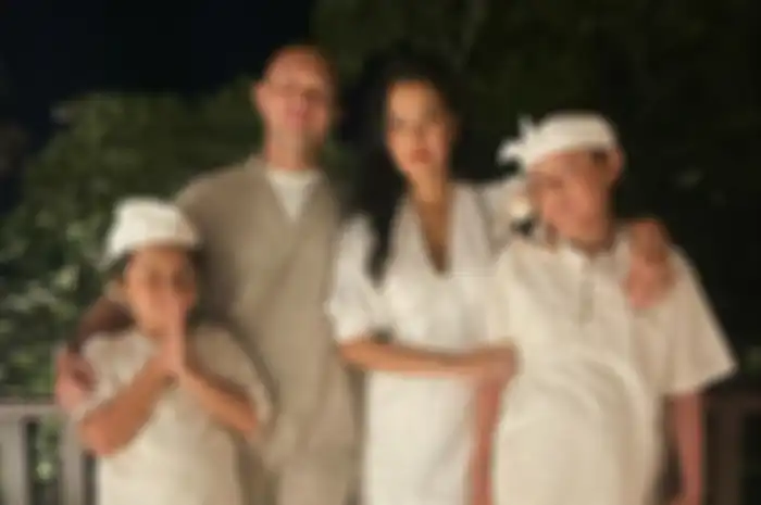 Marcella Zalianty bersama suami, Ananda Mikola, dan kedua buah hatinya.