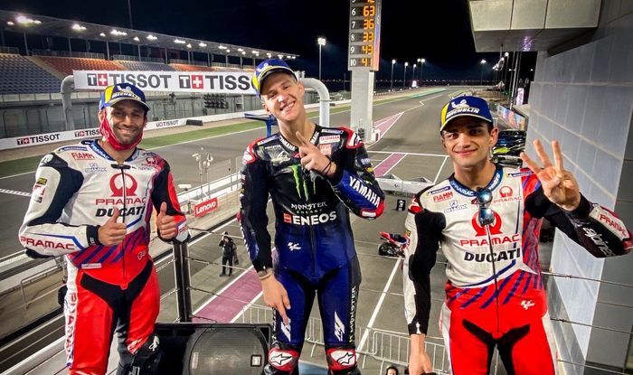 Para penghuni podium MotoGP Doha 2021 (dari kiri ke kanan), Johann Zarco, Fabio Quartararo, dan Jorge Martin, berpose bersama usai menjalani balapan di Sirkuit Internasional Losail, Doha, Qatar, Minggu (4/4/2021) malam waktu setempat atau Senin dini hari WIB.