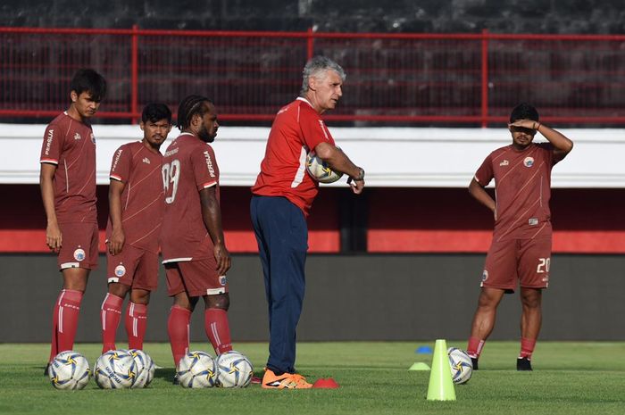 Pelatih Persija Jakarta, Ivan Kolev, saat memimpin official training di Stadion Kapten I Wayan Dipta, Gianyar, Bali, Kamis (25/4/2019).