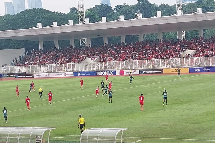 Suporter Timnas Indonesia terus memberikan dukungan kepada tim Merah Putih di laga melawan Tanzania di Stadion Madya, Senayan, Jakarta, Minggu (2/6/2024).