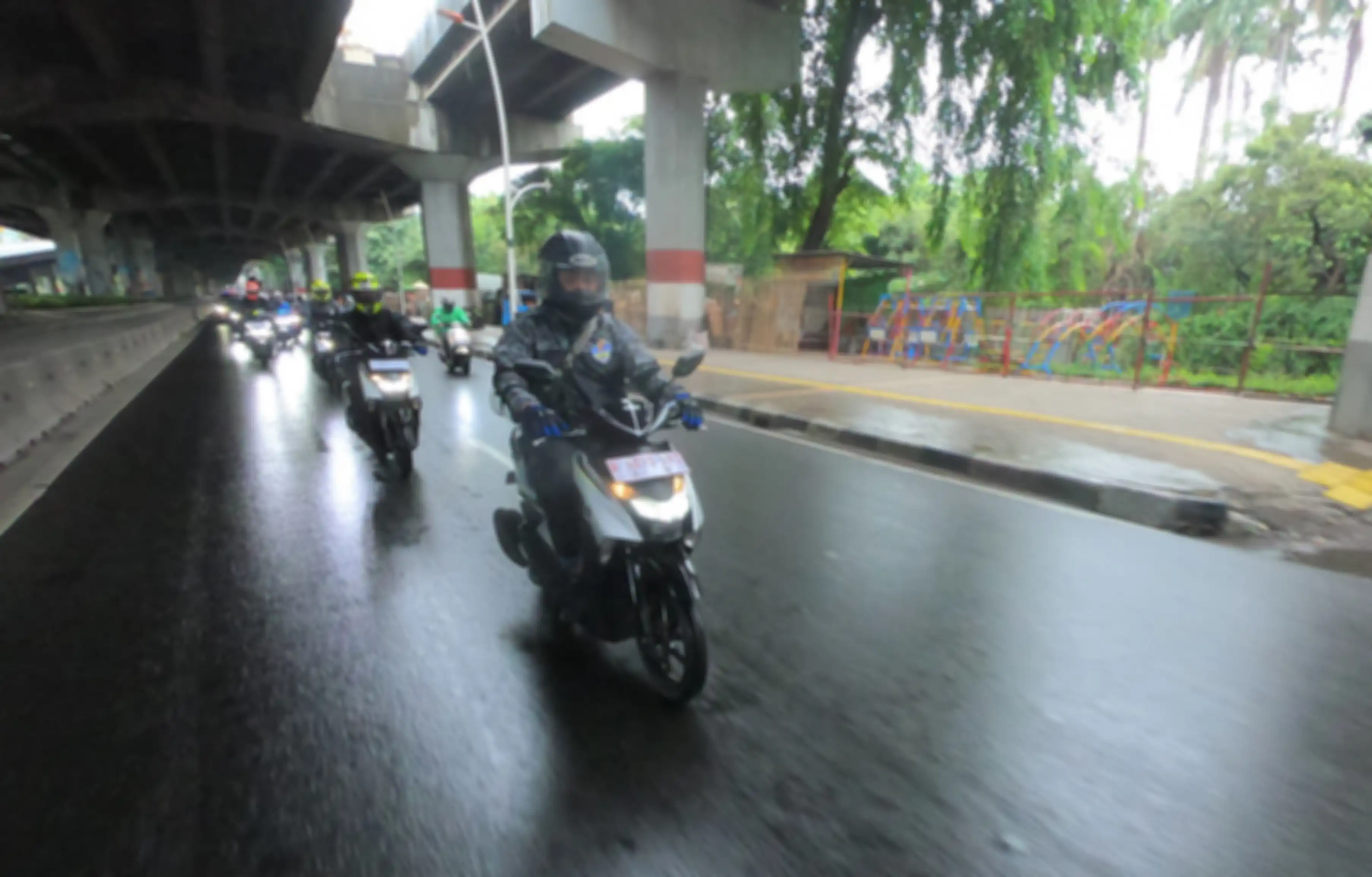 Ilustrasi berkendara motor saat musim hujan.