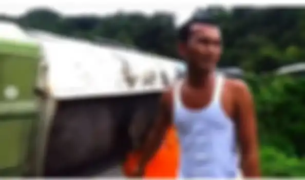 Sopir Truk menangis melihat minyak sawit yang ia angkut tumpah ke jalan