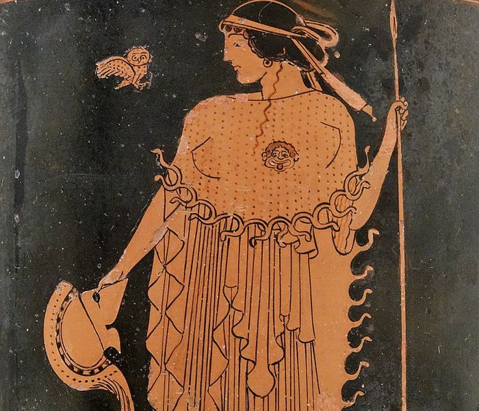 Athena memegang helm dan tombak, dengan burung hantu. 