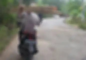 Aksi Nekat Pemotor Bawa Kayu Bikin Bengong , Gak Semua Bisa!