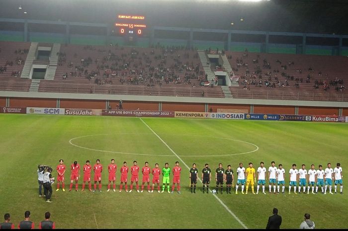 Timnas U-16 Indonesia versus Singapura pada laga matchday kedua Grup A Piala AFF U-16 2022 di Stadion Maguwoharjo, Sleman, Yogyakarta, Rabu (3/8/2022).