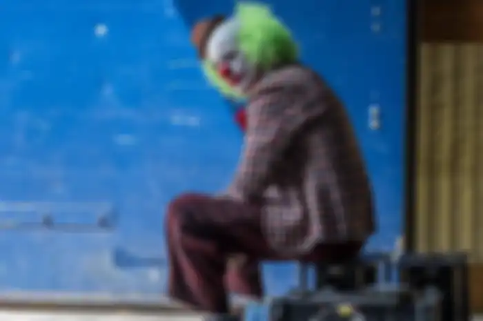 Joaquin Phoenix kenakan kostum badut dalam film Joker