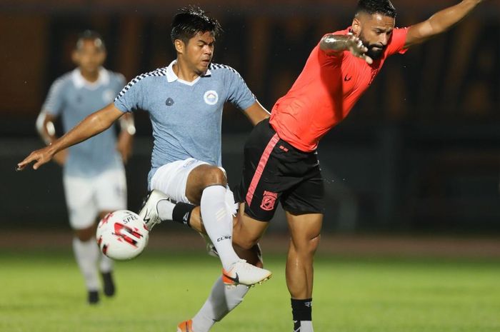 Aksi di laga Sulut United vs Borneo FC, Selasa (18/2/2020).