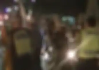 Astaga! Ada Monster Naik Motor di Jalan Raya, Ditilang Polisi Kok Malah ketakutan