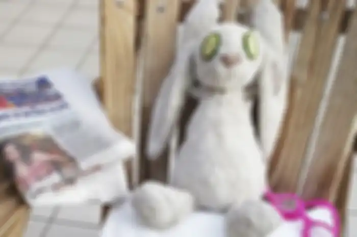 Boneka kelinci sedang menjalani perawatan wajah di hotel