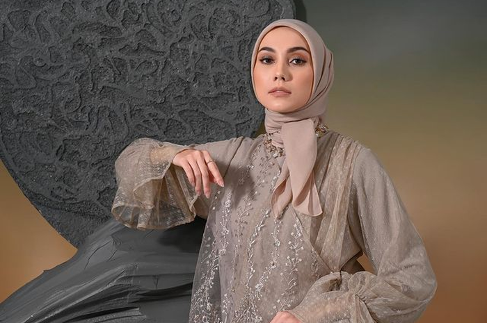 Ilustrasi tips pakai tunik baju lebaran 2023 biar engga kelihatan norak