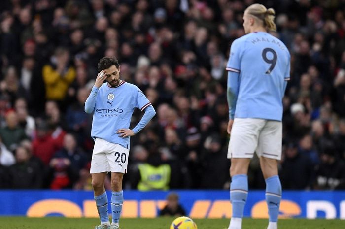 Reaksi Erling Haaland dkk setelah Manchester City kebobolan pada derbi vs Manchester United (14/1/2023). Man City hadapi sanksi pencoretan gelar juara Liga Inggris akibat kasus pelanggaran finansial.