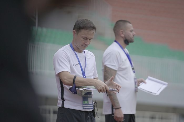 Direktur Sepak Bola Garuda Select, Dennis Wise (kiri), dan Pelatih Kepala Des Walker (kanan), saat melakukan seleksi pada para pemain muda yang akan masuk dalam program Garuda Select III di Bogor, Minggu (1/11/2020)