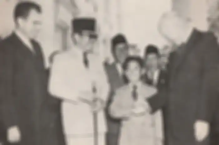 Presiden Amerika Serikat (paling kanan), menjabat tangan putra Bung Karno, Guntur Soekarno saat pertemuan kedua mereka di tahun 1956.