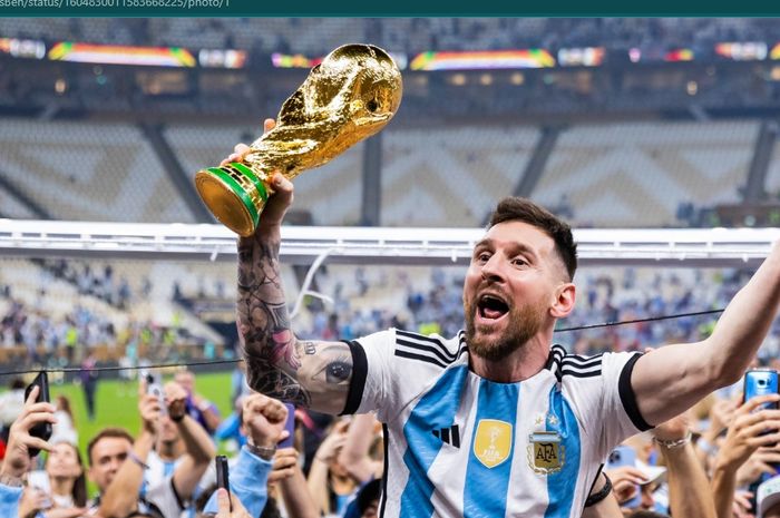 Lionel Messi, yang membawa trofi Piala Dunia, tampak dibopong dan dielu-elukan pasca-pertandingan final Piala Dunia 2022. 