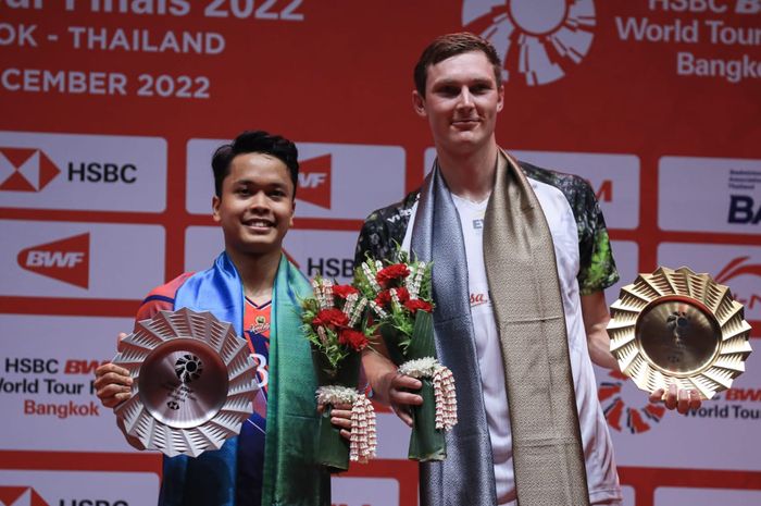 Jadwal BWF World Tour Finals 2023 memuat ulangan final tunggal putra musim lalu antara Anthony Sinisuka Ginting (kiri) dan Viktor Axelsen (kanan).