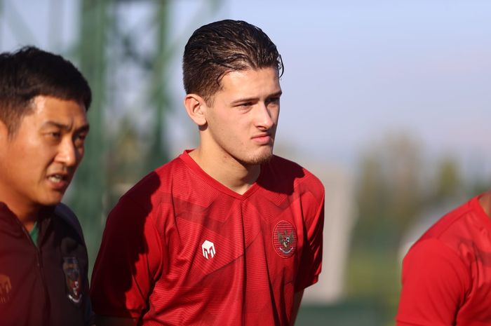 Calon pemain naturalisasi Indonesia, Justin Hubner, berlatih bersama timnas U-20 Indonesia di Turki