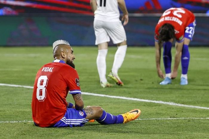 Arturo Vidal duduk lesu setelah Cile dikalahkan Uruguay di Santiago (29/3/2022), pada kualifikasi Piala Dunia 2022.