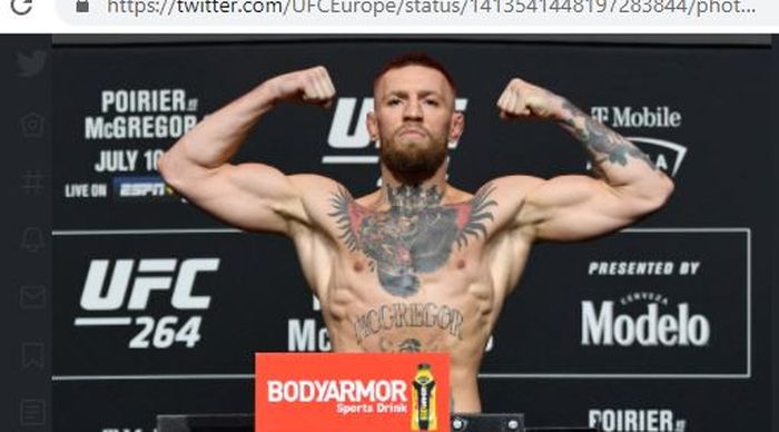 Petarung kelas ringan UFC, Conor McGregor, saat melakoni proses timbang badan UFC 264.