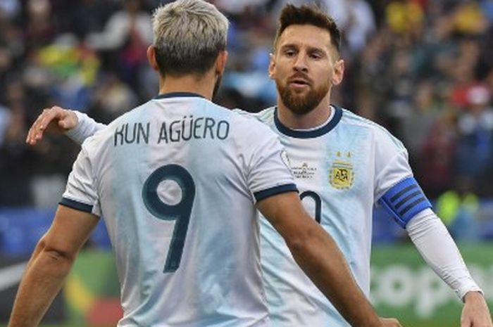 Striker timnas Argentina, Sergio Aguero, melakukan selebrasi bareng Lionel Messi dalam laga Copa America kontra timnas Cile di Stadion Corinthians Arena, Sao Paulo, Brasil, 6 Juli 2019.