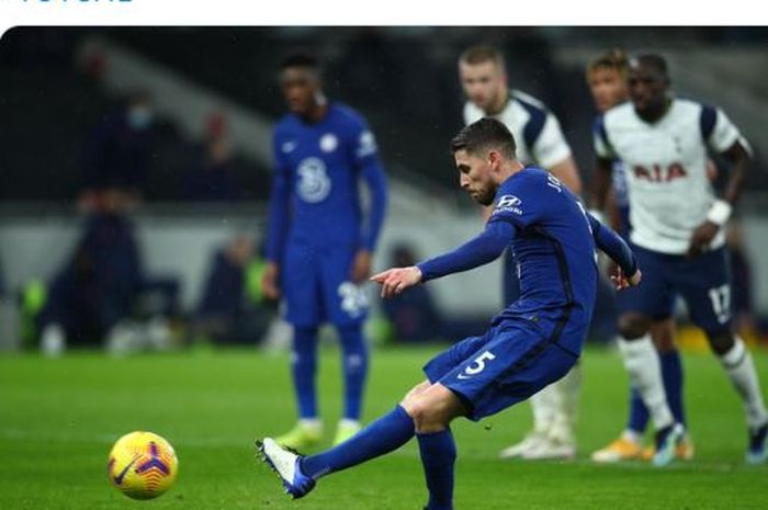 Gelandang Chelsea, Jorginho, mencetak gol penalti dalam laga Liga Inggris kontra Tottenham Hotspur di Tottenham Hotspur Stadium, Kamis (4/2/2021).