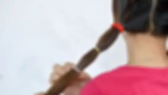 Trik ponytail untuk meluruskan rambut