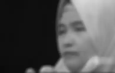Nekat Jualan Pakaian Dalam Demi Hidupi Keluarga, Tangis Ibu Ini Pecah Saat Curahkan Isi Hatinya di Depan Anggota Kepolisian: di Luar Kami Mati Karena Corona, di Rumah Kami Mati Kelaparan Pak