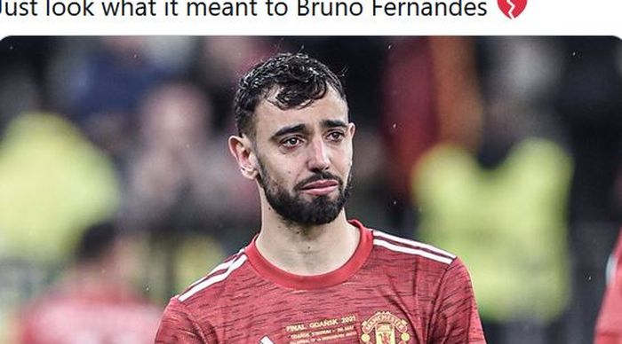 Gelandang Manchester United, Bruno Fernandes, menangis usai timnya dikalahkan Villarreal dalam laga final Liga Europa di Stadion Gdansk, Rabu (26/5/2021).