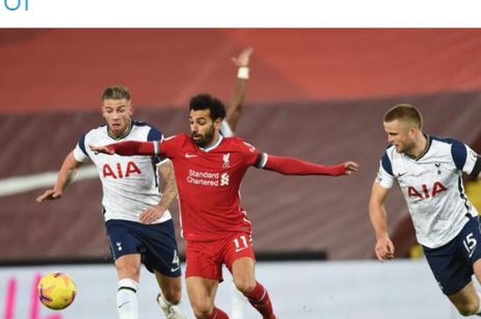 Striker Liverpool Mohamed Salah beraksi dalam laga Liga Inggris kontra Tottenham Hotspur di Stadion Anfield, Rabu (16/12/2020).