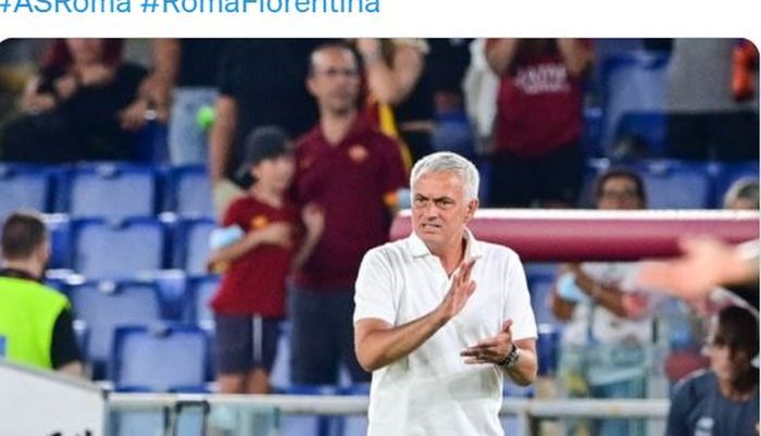 Ekspresi pelatih AS Roma, Jose Mourinho, dalam laga Liga Italia kontra Fiorentina di Stadion Olimpico, Minggu (22/8/2021).