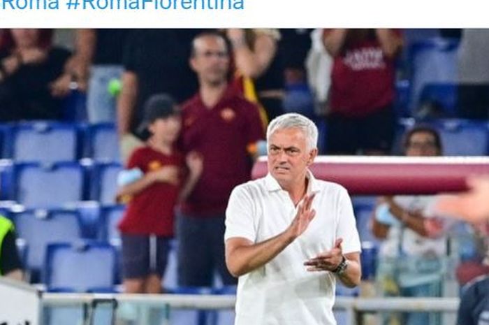 Ekspresi pelatih AS Roma, Jose Mourinho, dalam laga Liga Italia kontra Fiorentina di Stadion Olimpico, Minggu (22/8/2021).