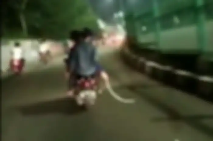 Gerombolan anak muda alay konvoi membawa senjata tajam di Pasar Rumput, Jaksel.