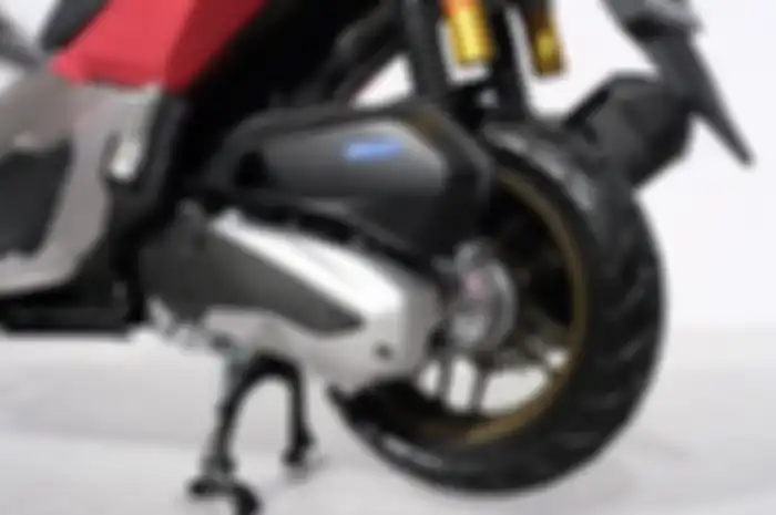 Respon cepat bengkel AHASS lakukan pergantian satu set puli belakang berikut mangkok kopling Honda ADV 160.