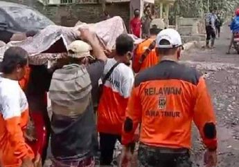 Kesulitan Evakuasi Korban Erupsi Semeru yang Terseret Lumpur Lahar, Begini Cerita Pilu Relawan yang Terpaksa Pinjam Pintu Warga untuk Bawa Jenazah