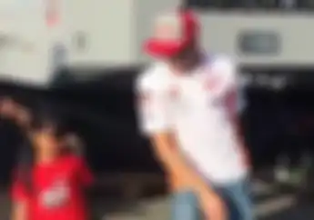 Kocak, Ditantang 'Joget Benang' oleh Fans Cilik Tangan Marc Marquez Lentur Banget
