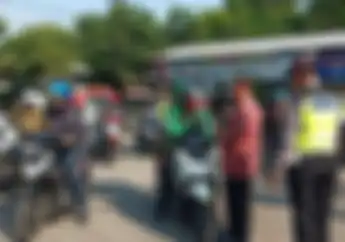 Pemotor Kena Prank Saat Terjaring Razia, Gemetar Takut Ditilang Polisi Malah Dikasih Ini