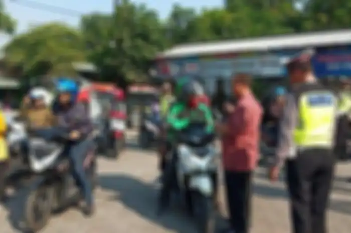 Pemotor mendadak diberhentikan polisi di Operasi Patuh Semeru 2022 Lamongan, bukan ditilang pemotor malah dibagikan snak. (Foto Ilustrasi)