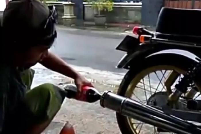 Knalpot kok dikasih minum Coca-Cola?
