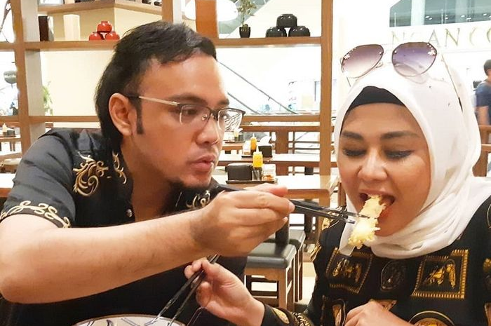Sandy Tumiwa dan istrinya, Vivi Paris