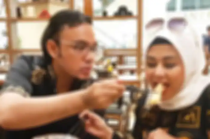 Sandy Tumiwa dan istrinya, Vivi Paris