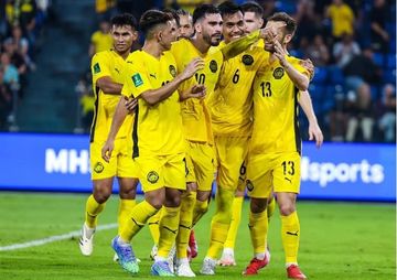 Para pemain Timnas Malaysia selebrasi kemenangan 2-0 atas Nepal dalam Kualifikasi Piala Asia 2027 di Johor, 25 Maret 2025. Mereka akan bertemu lawan berat, yakni Vietnam.