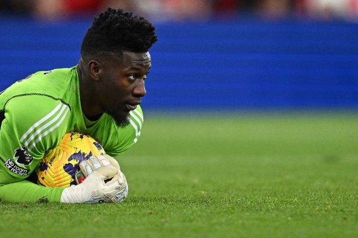 Aksi kiper Manchester United, Andre Onana, dalam laga kontra Liverpool pada lanjutan Liga Inggris 2023-2024.