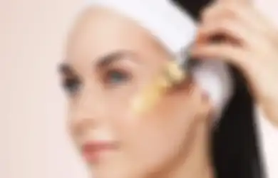 Hindari 5 Kesalahan Fatal Pakai Foundation Ini Biar Makeup Flawless!